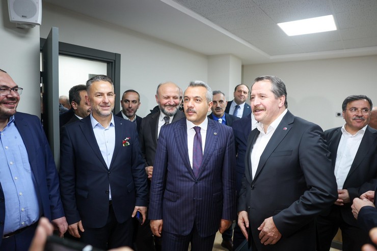memur-sen-ve-egitim-bir-sen-genel-baskani-ali-yalcin-fotografta-memur-sen-rize-il-temsilciliginin-cumhuriyet-caddesindeki-yeni-hizmet-binasinin-acilis-programina-ka-5.jpg