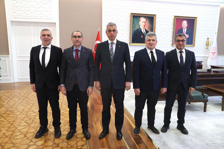 rize-il-saglik-muduru-prof-dr-gokhan-demiral-ve-beraberindeki-ust-duzey-heyet-saglik-bakani-prof-dr-kemal-memisoglunu-makaminda-ziyaret-etti.jpg