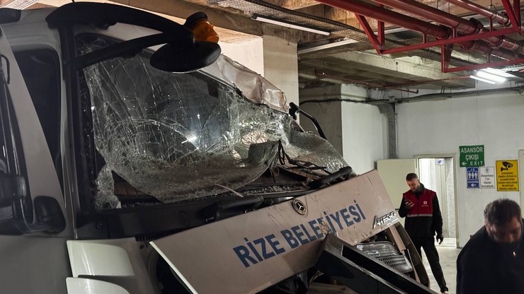 rize-belediyesi-meydan-kapali-otoparki-girisinde-meydana-gelen-kazada-surucusu-olmayan-bir-vidanjor-rampa-asagi-kayarak-zincirleme-kazaya-neden-oldu-4.jpg