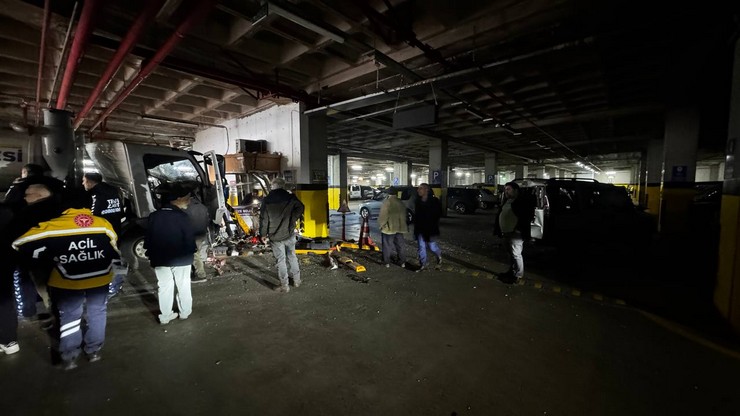 rize-belediyesi-meydan-kapali-otoparki-girisinde-meydana-gelen-kazada-surucusu-olmayan-bir-vidanjor-rampa-asagi-kayarak-zincirleme-kazaya-neden-oldu-8.jpg
