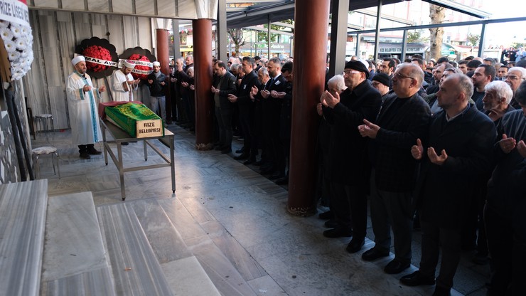 rizede-10-kattan-duserek-hayatini-kaybeden-rteulu-ogretim-uyesi-doc-dr-gulcin-bilgin-turna-son-yolculuguna-ugurlandi-5.jpg
