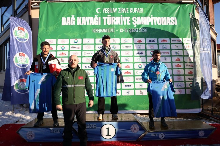 yesilay-zirve-kupasi-dag-kayagi-turkiye-sampiyonasinin-ardindan-dereceye-giren-sporculara-odulleri-duzenlenen-torenle-verildi-6.jpg