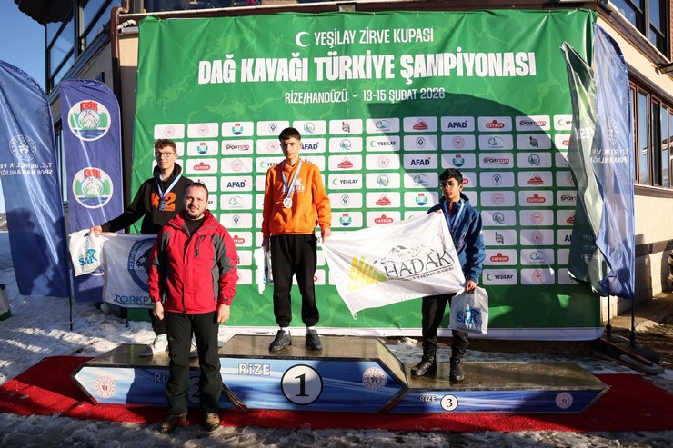yesilay-zirve-kupasi-dag-kayagi-turkiye-sampiyonasinin-ardindan-dereceye-giren-sporculara-odulleri-duzenlenen-torenle-verildi-8.jpg