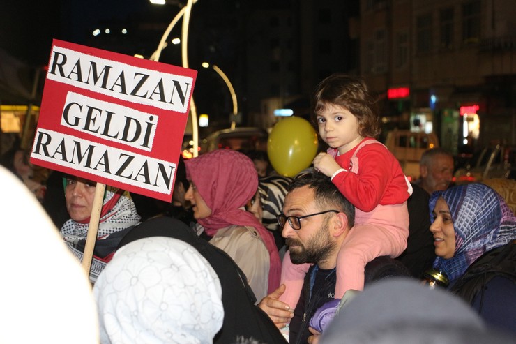 rizede-minikler-ve-aileleri-ramazan-ayini-duzenlenen-fener-alayi-ile-karsiladi-2.jpg