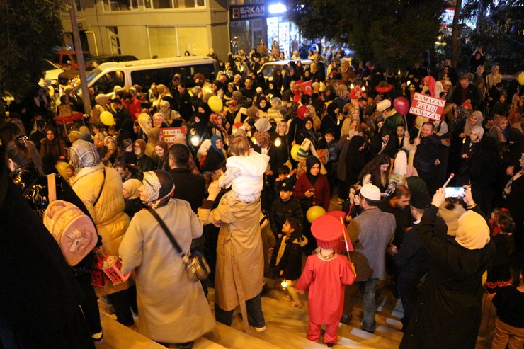 rizede-minikler-ve-aileleri-ramazan-ayini-duzenlenen-fener-alayi-ile-karsiladi-6.jpg
