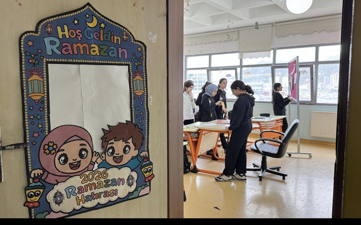rizede-sehit-erhan-dural-kiz-anadolu-imam-hatip-lisesi-ogrencileri-en-guzel-sinif-bizim-sinif-etkinligi-kapsaminda-siniflarinda-ramazan-kosesi-yapti-2.jpg