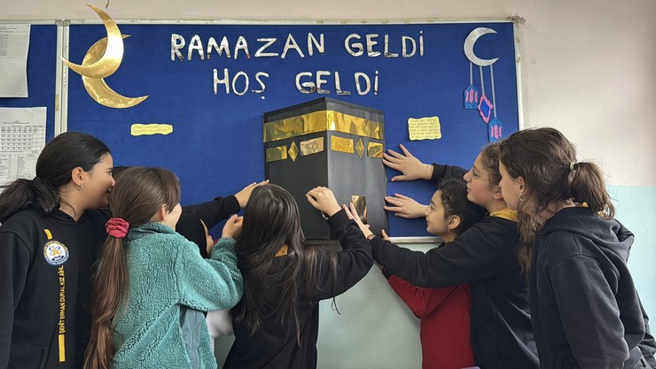 rizede-sehit-erhan-dural-kiz-anadolu-imam-hatip-lisesi-ogrencileri-en-guzel-sinif-bizim-sinif-etkinligi-kapsaminda-siniflarinda-ramazan-kosesi-yapti-3.jpg