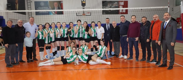 artvinspor-kadin-voleybol-takimindan-3-0lik-galibiyet-1.jpg
