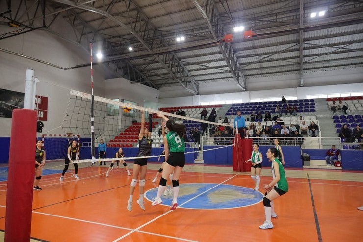 artvinspor-kadin-voleybol-takimindan-3-0lik-galibiyet-4.jpg