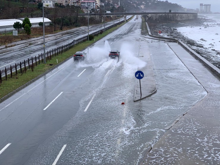 rizede-firtina-nedeniyle-karadenizde-olusan-dalgalar-cayeli-ilcesinde-kayaliklari-asip-sahil-yoluna-ulasti-2.jpg