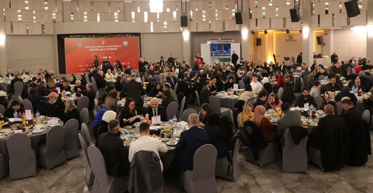 rizede-sehit-yakinlari-ve-gazilerle-buyuk-aile-sofrasi-iftar-programi-duzenlendi-1.jpg
