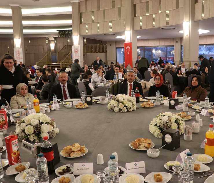 rizede-sehit-yakinlari-ve-gazilerle-buyuk-aile-sofrasi-iftar-programi-duzenlendi-2.jpg