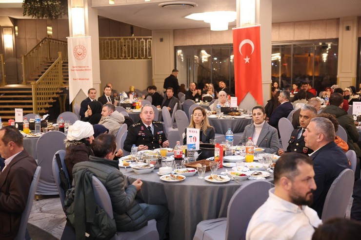 rizede-sehit-yakinlari-ve-gazilerle-buyuk-aile-sofrasi-iftar-programi-duzenlendi-3-001.jpg
