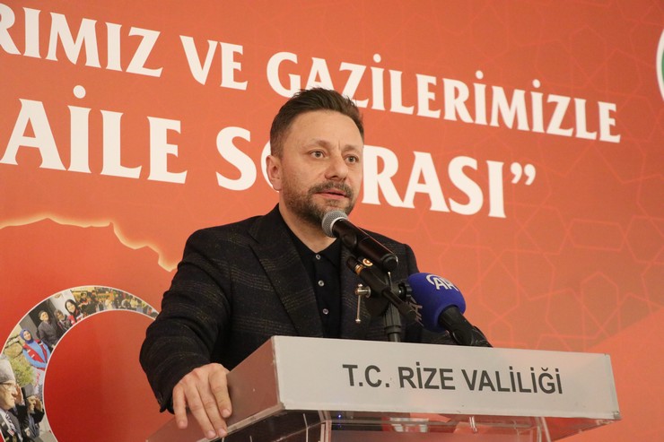 rizede-sehit-yakinlari-ve-gazilerle-buyuk-aile-sofrasi-iftar-programi-duzenlendi-4.jpg