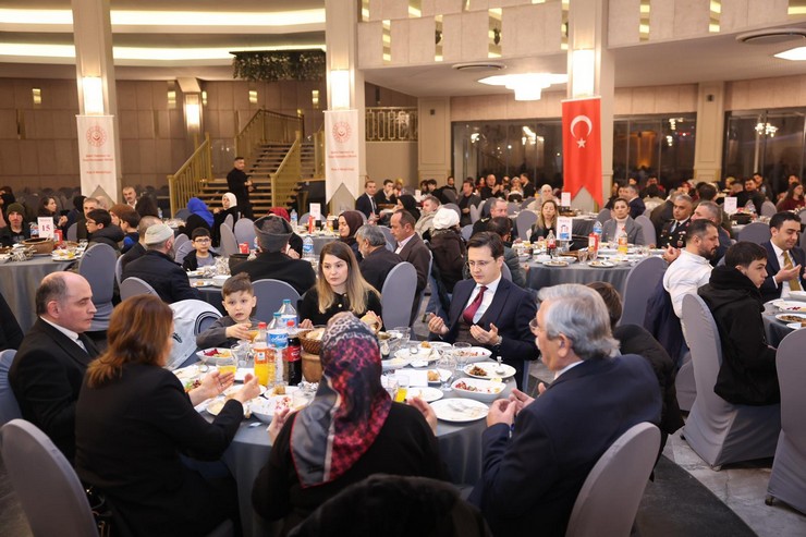 rizede-sehit-yakinlari-ve-gazilerle-buyuk-aile-sofrasi-iftar-programi-duzenlendi-5-001.jpg
