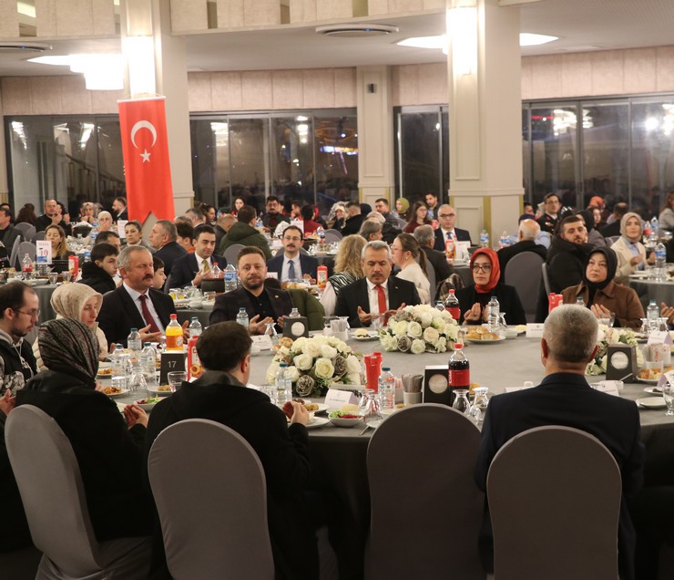 rizede-sehit-yakinlari-ve-gazilerle-buyuk-aile-sofrasi-iftar-programi-duzenlendi-5.jpg