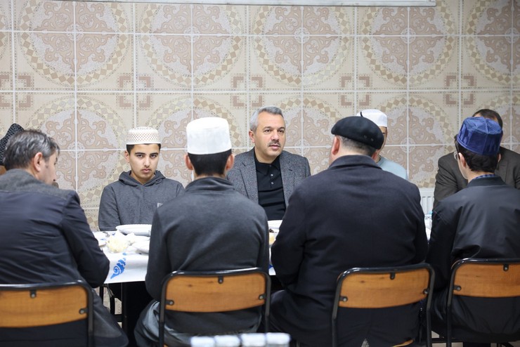 rize-valisi-ihsan-selim-baydas-ramazan-ayinin-bereketini-genclerle-paylasmak-amaciyla-sahur-programinda-zavendikli-mustafa-hoca-kuran-kursu-ogrencileriyle-bir-araya-geldi-3.jpg