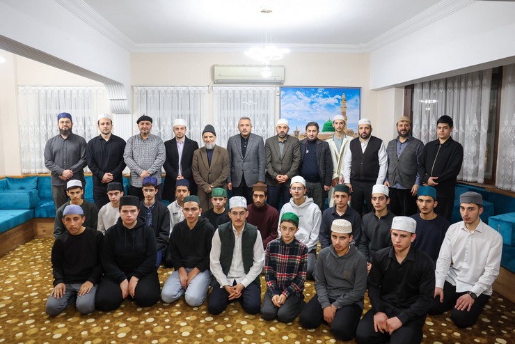 rize-valisi-ihsan-selim-baydas-ramazan-ayinin-bereketini-genclerle-paylasmak-amaciyla-sahur-programinda-zavendikli-mustafa-hoca-kuran-kursu-ogrencileriyle-bir-araya-geldi-5.jpg