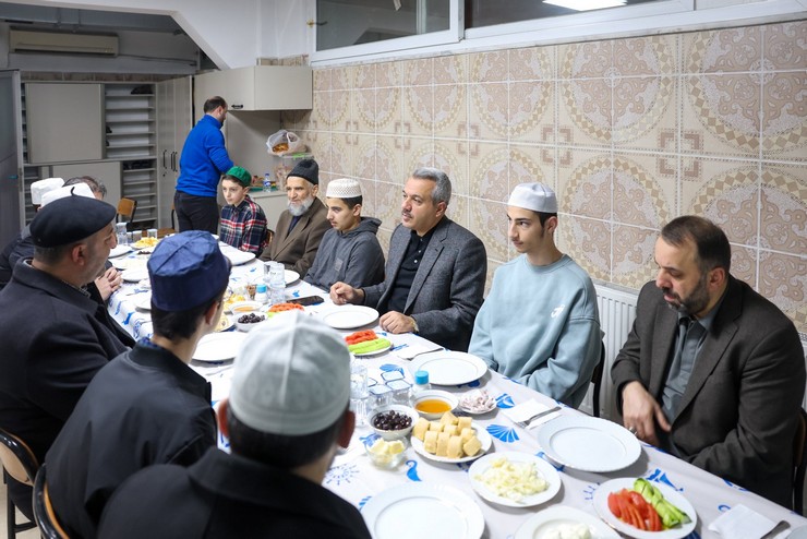 rize-valisi-ihsan-selim-baydas-ramazan-ayinin-bereketini-genclerle-paylasmak-amaciyla-sahur-programinda-zavendikli-mustafa-hoca-kuran-kursu-ogrencileriyle-bir-araya-geldi-6.jpg