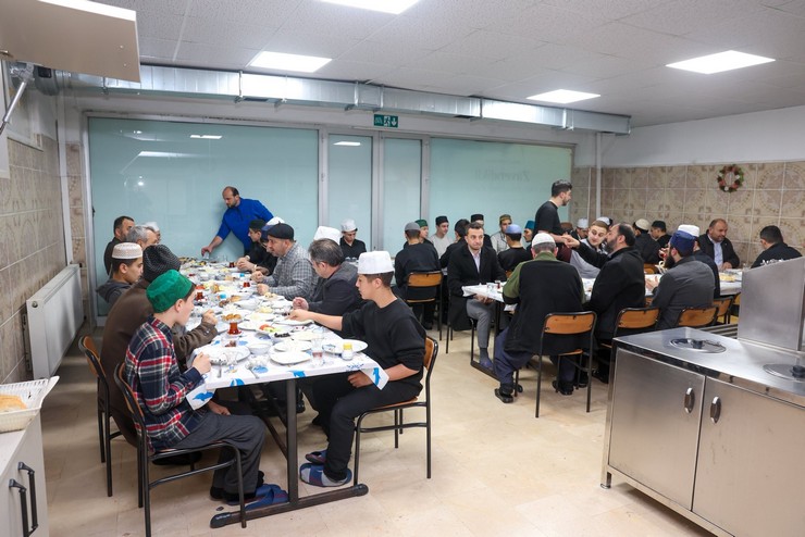 rize-valisi-ihsan-selim-baydas-ramazan-ayinin-bereketini-genclerle-paylasmak-amaciyla-sahur-programinda-zavendikli-mustafa-hoca-kuran-kursu-ogrencileriyle-bir-araya-geldi-7.jpg