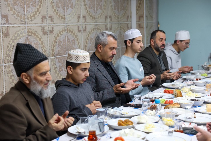 rize-valisi-ihsan-selim-baydas-ramazan-ayinin-bereketini-genclerle-paylasmak-amaciyla-sahur-programinda-zavendikli-mustafa-hoca-kuran-kursu-ogrencileriyle-bir-araya-geldi.jpg