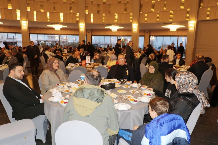 rizede-sehit-yakinlari-ve-gazilerle-buyuk-aile-sofrasi-iftar-programi-gerceklestirildi-1.jpg