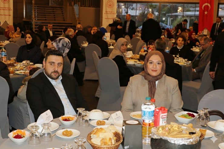 rizede-sehit-yakinlari-ve-gazilerle-buyuk-aile-sofrasi-iftar-programi-gerceklestirildi-2.jpg