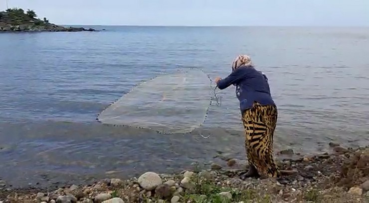 rizenin-ardesen-ilcesinde-deniz-kenarinda-sacma-atarak-balik-tutan-79-yasindaki-fatma-teyzenin-balik-tutma-goruntulerini-goren-hayran-kaliyor-1.jpg
