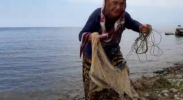 rizenin-ardesen-ilcesinde-deniz-kenarinda-sacma-atarak-balik-tutan-79-yasindaki-fatma-teyzenin-balik-tutma-goruntulerini-goren-hayran-kaliyor-3.jpg