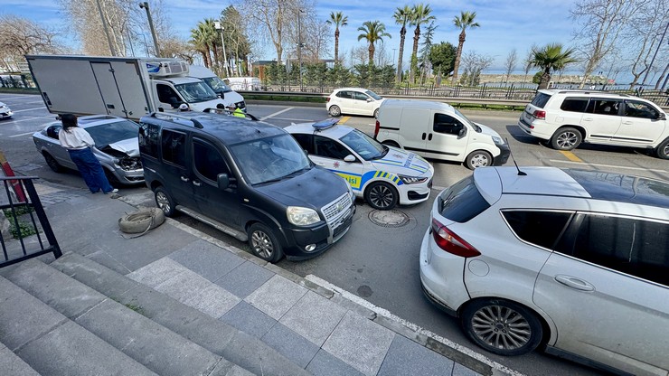 trabzonda-3-aracin-karistigi-kazada-1-kisi-yaralandi-2.jpg