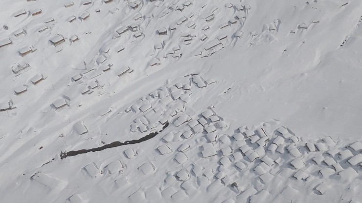 rizenin-camlihemsin-ilcesine-bagli-kavrun-yaylasinda-kar-kalinligi-3-metreyi-asti-koy-evlerinin-beyaz-ortuyle-kaplandigi-yayla-dron-kamerasiyla-goruntulendi-2.jpg
