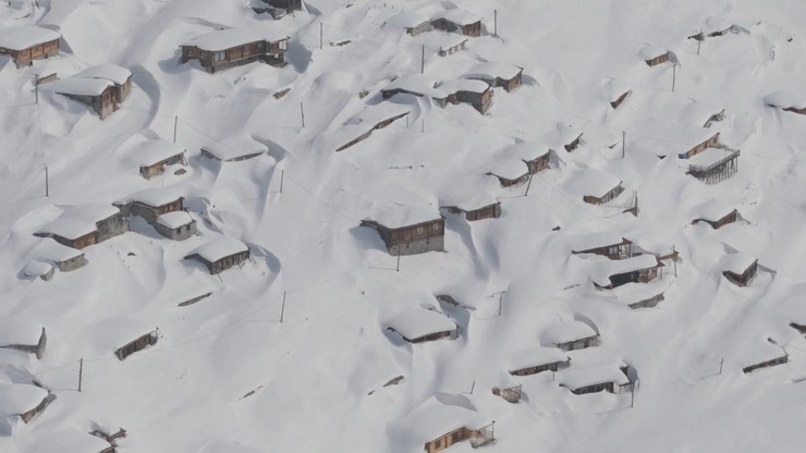 rizenin-camlihemsin-ilcesine-bagli-kavrun-yaylasinda-kar-kalinligi-3-metreyi-asti-koy-evlerinin-beyaz-ortuyle-kaplandigi-yayla-dron-kamerasiyla-goruntulendi-3.jpg