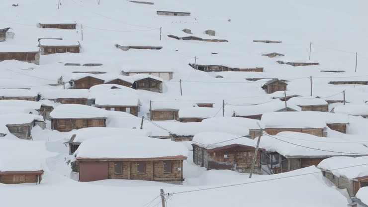 rizenin-camlihemsin-ilcesine-bagli-kavrun-yaylasinda-kar-kalinligi-3-metreyi-asti-koy-evlerinin-beyaz-ortuyle-kaplandigi-yayla-dron-kamerasiyla-goruntulendi-5.jpg