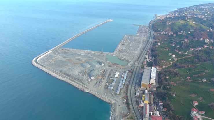 rize-valisi-ihsan-selim-baydas-rizeyi-dunya-ticaret-ligine-tasiyacak-iyidere-lojistik-limaninda-incelemelerde-bulundu-10.jpg