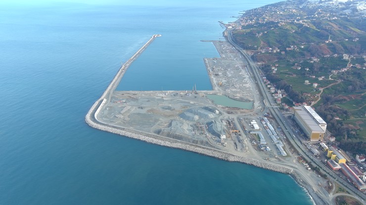 rize-valisi-ihsan-selim-baydas-rizeyi-dunya-ticaret-ligine-tasiyacak-iyidere-lojistik-limaninda-incelemelerde-bulundu-11.jpg
