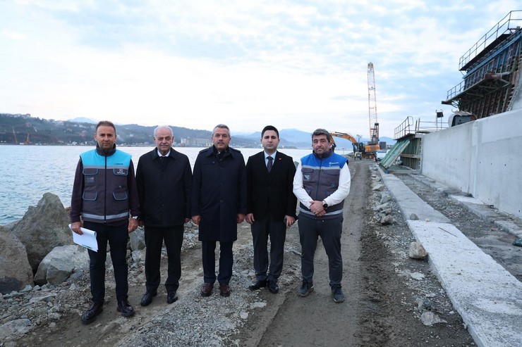 rize-valisi-ihsan-selim-baydas-rizeyi-dunya-ticaret-ligine-tasiyacak-iyidere-lojistik-limaninda-incelemelerde-bulundu-13.jpg