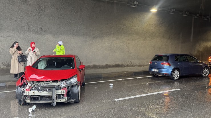 trabzonun-ortahisar-ilcesindeki-comlekci-tunelinde-meydana-gelen-trafik-kazasinda-2-kisi-yaralandi-1.jpg