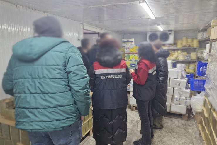 rizede-gida-operasyonu-10-tona-yakin-kacak-urun-ele-gecirildi-3-001.jpg