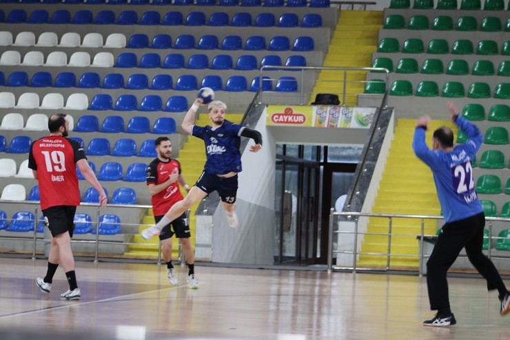 rize-belediyespor-hentbol-erkekler-super-liginin-25-haftasinda-sahasinda-mihaliccik-belediyespora-29-23-yenildi-6.jpg