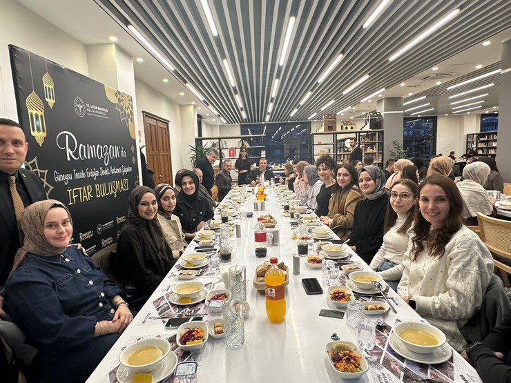 rizenin-guneysu-ilcesinde-guneysu-tenzile-erdogan-devlet-hastanesi-tarafindan-geleneksel-hale-getirilen-iftar-programi-bu-yil-da-saglik-camiasini-bir-araya-getirdi-11.jpg