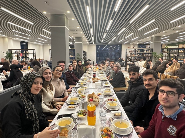 rizenin-guneysu-ilcesinde-guneysu-tenzile-erdogan-devlet-hastanesi-tarafindan-geleneksel-hale-getirilen-iftar-programi-bu-yil-da-saglik-camiasini-bir-araya-getirdi-3.jpg