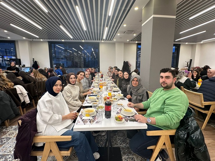 rizenin-guneysu-ilcesinde-guneysu-tenzile-erdogan-devlet-hastanesi-tarafindan-geleneksel-hale-getirilen-iftar-programi-bu-yil-da-saglik-camiasini-bir-araya-getirdi-5.jpg