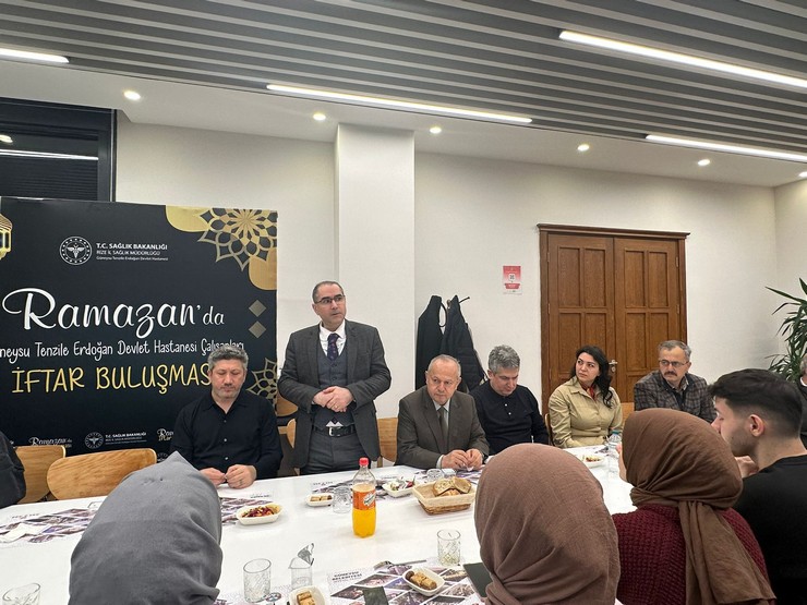 rizenin-guneysu-ilcesinde-guneysu-tenzile-erdogan-devlet-hastanesi-tarafindan-geleneksel-hale-getirilen-iftar-programi-bu-yil-da-saglik-camiasini-bir-araya-getirdi-6-001.jpg