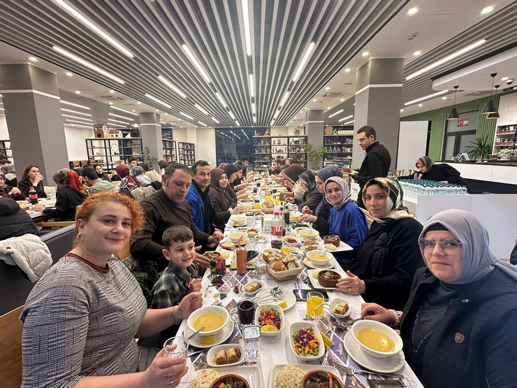 rizenin-guneysu-ilcesinde-guneysu-tenzile-erdogan-devlet-hastanesi-tarafindan-geleneksel-hale-getirilen-iftar-programi-bu-yil-da-saglik-camiasini-bir-araya-getirdi-7.jpg