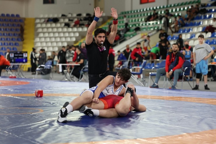 okul-sporlari-gures-grekoromen-ve-serbest-stil-yildizlar-grup-birinciligi-musabakalari-rize-yenisehir-spor-salonunda-coskulu-bir-acilisla-basladi-11.jpg