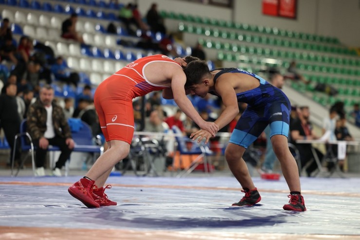 okul-sporlari-gures-grekoromen-ve-serbest-stil-yildizlar-grup-birinciligi-musabakalari-rize-yenisehir-spor-salonunda-coskulu-bir-acilisla-basladi-3.jpg