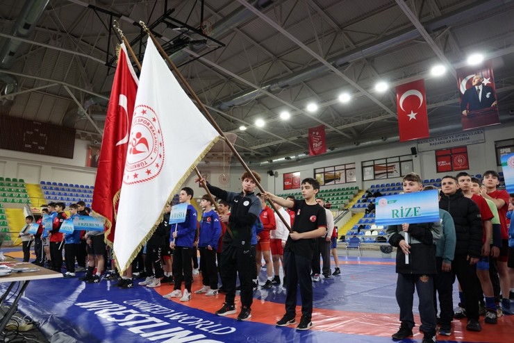 okul-sporlari-gures-grekoromen-ve-serbest-stil-yildizlar-grup-birinciligi-musabakalari-rize-yenisehir-spor-salonunda-coskulu-bir-acilisla-basladi-5.jpg