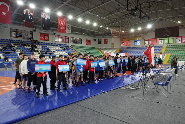 okul-sporlari-gures-grekoromen-ve-serbest-stil-yildizlar-grup-birinciligi-musabakalari-rize-yenisehir-spor-salonunda-coskulu-bir-acilisla-basladi-6.jpg