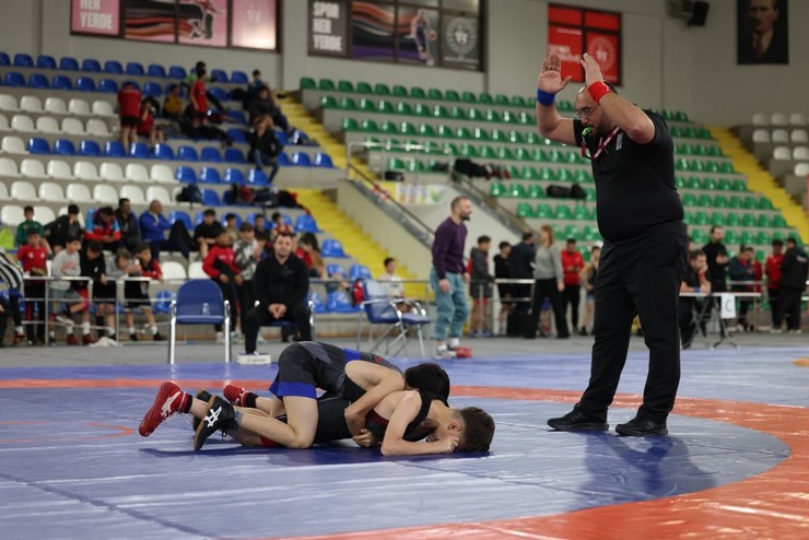 okul-sporlari-gures-grekoromen-ve-serbest-stil-yildizlar-grup-birinciligi-musabakalari-rize-yenisehir-spor-salonunda-coskulu-bir-acilisla-basladi-7.jpg
