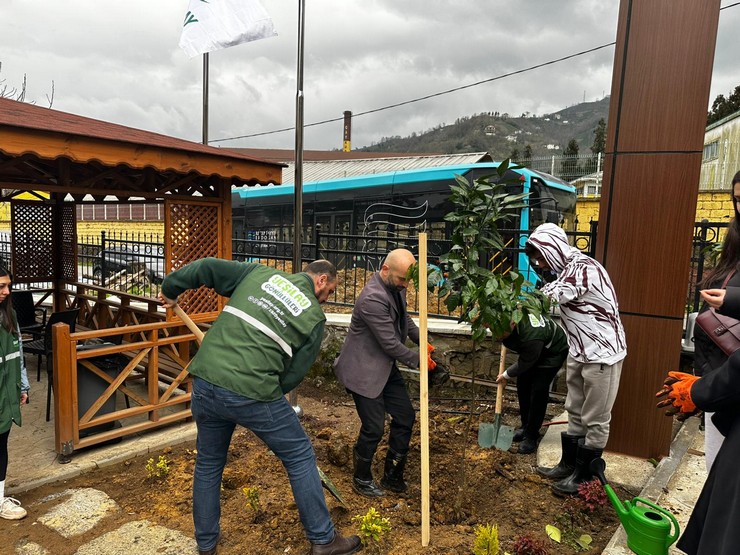vali-baydas-ve-prof-dr-ali-erbas-rize-yesilay-kampusunde-genclerle-fidan-dikti-1-001.jpg